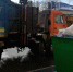 Мусоровоз около подъезда. Фото ruffnews.ru - RuffNews.Ru