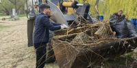 На городском пляже во время субботника. Фото пресс–службы администрации Азова - RuffNews.Ru