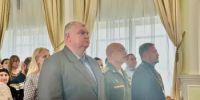 Глава Азовского района Сергей Комаров вручил награды родственникам участников СВО - Азовский район